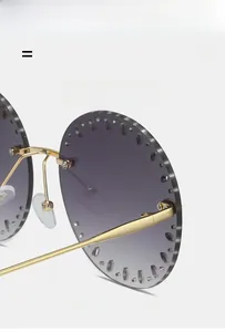 Détail macro de lunettes de soleil rondes sans monture avec verre dégradé violet
