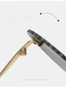 Détail de la charnière en métal doré durable sur des lunettes de soleil rondes sans monture