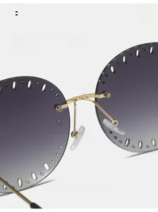 Détail macro de lunettes de soleil sans monture dégradé violet avec plaquettes dorées