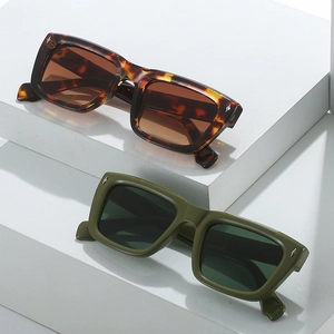 Lunettes de soleil carrées rétro avec rivets étoiles en écaille et vert olive