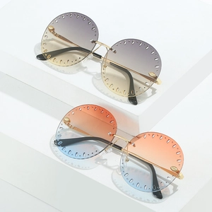 Lunettes de soleil rondes sans monture avec bords ajourés et verres dégradés chic