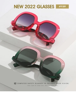 Détail des lunettes de soleil carrées oversize #9189 avec montures rouges et vertes