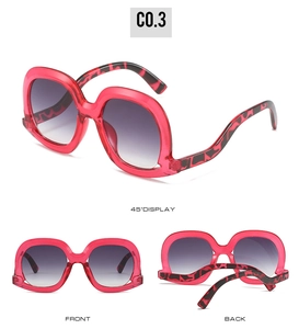 Vue en trois angles de lunettes de soleil tendance avec monture rose et branches à motifs