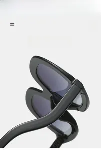 Détail de la charnière ondulée noire brillante et monture légère pour lunettes de soleil