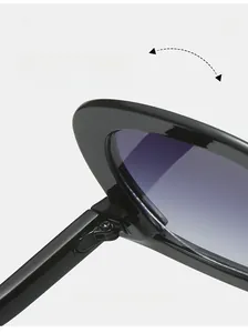 Détail des charnières métalliques renforcées sur lunettes de soleil noires oversize