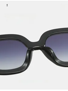 Gros plan des plaquettes de nez intégrées sur des lunettes de soleil noires XXL