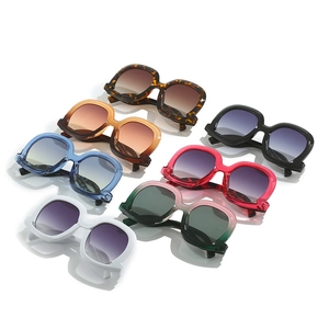 Lunettes de soleil carrées oversize tendance avec montures colorées et verres UV400