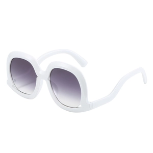 Lunettes de soleil rétro blanches surdimensionnées avec verres dégradés gris chic