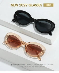 Gros plan de lunettes de soleil ovales noires et ambre sur un support blanc