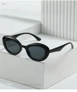 Vue détaillée de lunettes de soleil ovales avec monture noire brillante et verres gris foncé