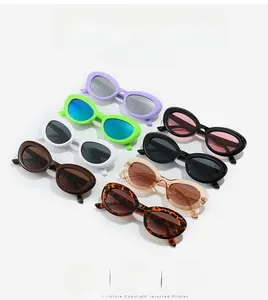 Vue à plat de lunettes de soleil ovales rétro en plusieurs couleurs et montures brillantes