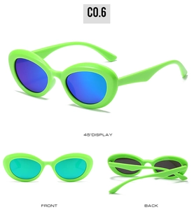 Vue détaillée de lunettes de soleil ovales vertes Y2K montrant divers angles et reflets