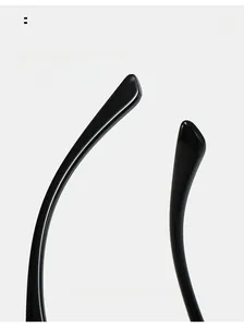 Gros plan des branches ergonomiques de lunettes de soleil noires avec une finition polie