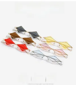 Sammlung unregelmäßiger geometrischer Sonnenbrillen in sechs Farben mit Metallrahmen