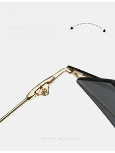 Nahaufnahme der goldenen Metallscharniere für geometrische Sonnenbrillen mit schwarzen Bügeln