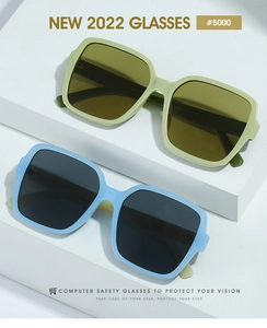Détail de lunettes de soleil carrées montrant les branches vert clair et bleu avec texte 5000