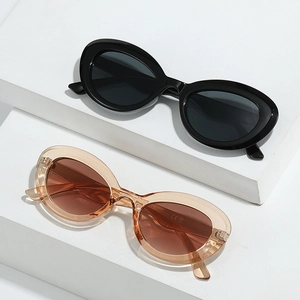Lunettes de soleil ovales rétro avec montures noires et ambre sur présentoirs