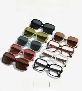 Vue détaillée à plat de lunettes de soleil carrées en plusieurs couleurs avec perles