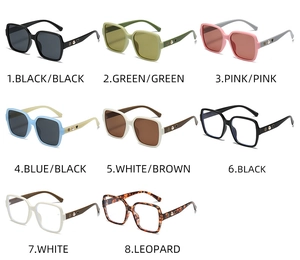 Collage de lunettes de soleil carrées avec détails en métal cœur et fleur sur les branches