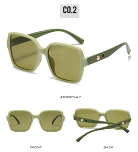 Vue détaillée de lunettes de soleil carrées vert olive avec fleurs dorées et perles