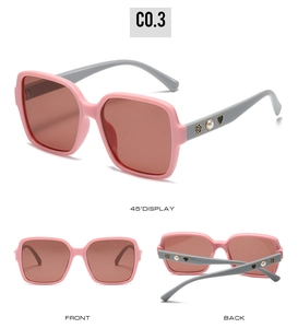Vue sous trois angles de lunettes de soleil roses avec détails de perles et fleurs
