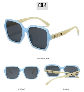 Vue en trois angles de lunettes carrées avec décor rose perle et monture bleu clair