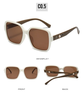 Trois angles de lunettes de soleil carrées avec accents de rose, perle et cœur sur blanc