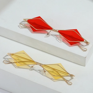 Moderne geometrische Sonnenbrille mit roten und gelben Gläsern und Goldmetallrahmen