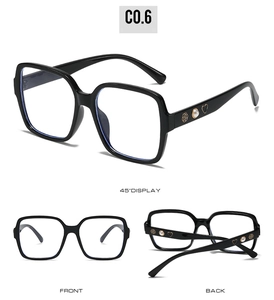 Détails de lunettes carrées noires avec décorations roses dorées et perles sur les branches
