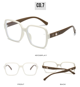 Détails de lunettes de soleil carrées rétro avec ornements de fleurs, perles et cœurs