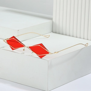 Modische geometrische rote Sonnenbrille mit minimalistischem Goldmetallrahmen Damen