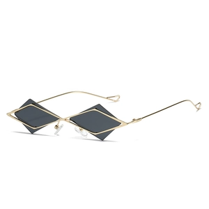 Schicke geometrische Sonnenbrille mit doppeltem Goldrahmen und dunkelgrauen Gläsern