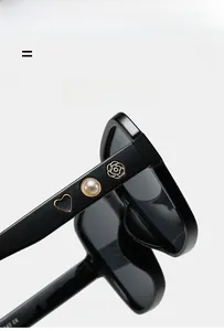 Détail macro de la branche de lunettes avec perles, cœurs et motifs de camélia floral