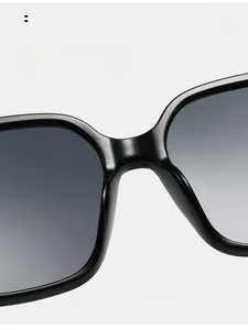 Détail des plaquettes de nez confortables sur lunettes de soleil noires pour port sans trace