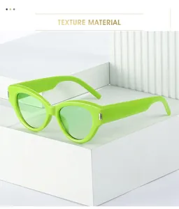 Nahaufnahme neongrüner Katzenaugen-Sonnenbrille mit silbernen Scharnieren auf Stand
