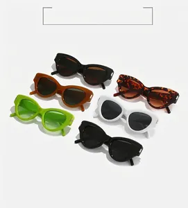 Nahaufnahme der Cat-Eye-Sonnenbrille in verschiedenen Farben mit Metallscharnier