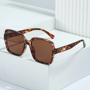 Lunettes de soleil carrées en écaille avec détails perles et fleurs sur la branche