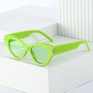 Fluoreszierende grüne Cat-Eye-Sonnenbrille mit Silberakzenten auf weißem Hintergrund