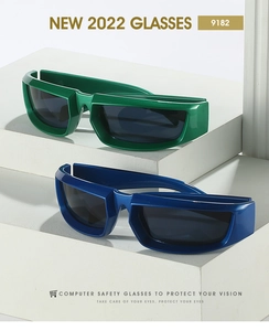 Gros plan de lunettes de soleil de sport Y2K géométriques en bleu et vert forêt
