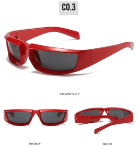 Vues sous trois angles de lunettes de soleil de sport Y2K rouges à verres gris