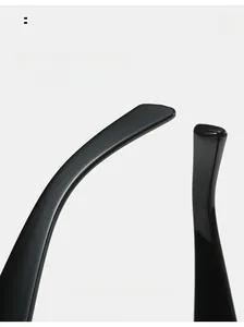 Détail des branches noires brillantes courbées pour un ajustement ergonomique et confortable