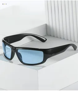 Details einer sportlichen schwarzen Sonnenbrille mit hellblauen transparenten Gläsern