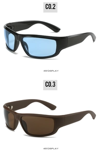 Sportsonnenbrille mit schwarzem und braunem Rahmen und farbigen Gläsern in 45-Grad-Ansicht