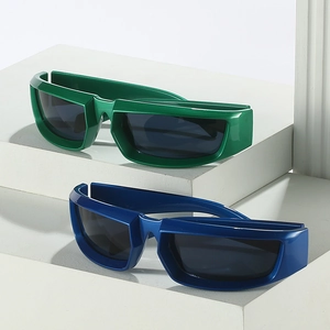 Lunettes de soleil rectangulaires Y2K en vert et bleu sur des supports blancs
