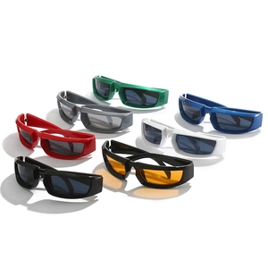 Lunettes de soleil de sport carrées Y2K futuristes en plusieurs couleurs sur blanc