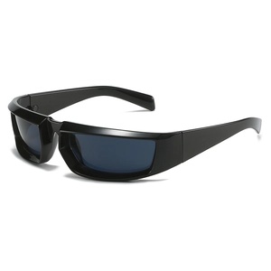 Lunettes de soleil Y2K carrées avec monture noire et verres foncés en vue de 45 degrés