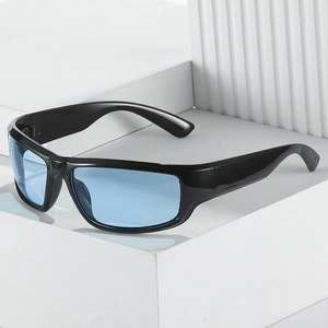 Retro-Sport-Sonnenbrille mit schwarzem Rahmen und blauen Gläsern auf weißem Sockel