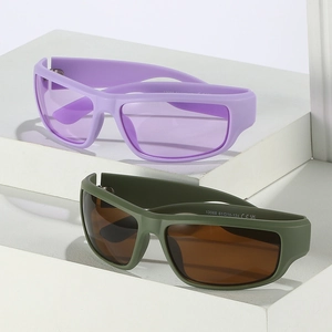 Moderne quadratische Sport-Sonnenbrillen im Set mit violetten und olivgrünen Mattrahmen