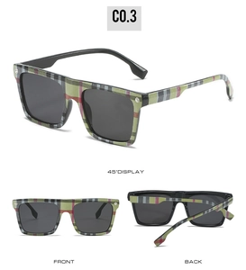Dettaglio di occhiali da sole quadrati con motivo tartan colorato e lenti grigio scuro