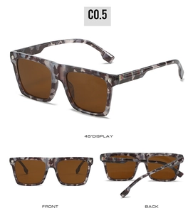 Display a tre viste di occhiali da sole oversize con montatura marmorizzata e aste a righe